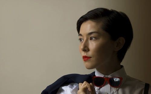 把领口玩出新乐趣 框架镜真是妙