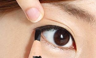 看清晰眼尾的睫毛根部